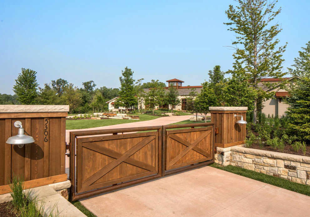 Design ideas for a farmhouse full sun driveway in Omaha.