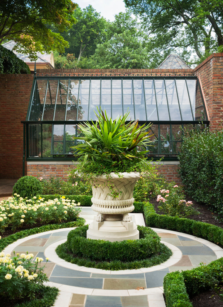 На фото: регулярный сад среднего размера на внутреннем дворе в классическом стиле с садовой дорожкой или калиткой, полуденной тенью и покрытием из каменной брусчатки