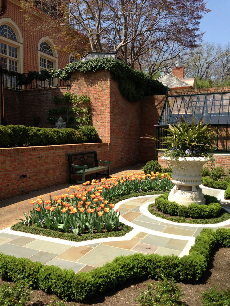 Foto di un giardino formale tradizionale esposto a mezz'ombra di medie dimensioni e in cortile con un ingresso o sentiero e pavimentazioni in pietra naturale