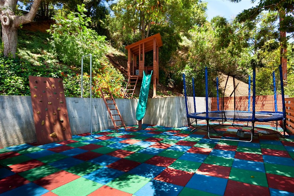 This is an example of a contemporary backyard retaining wall landscape in Los Angeles.