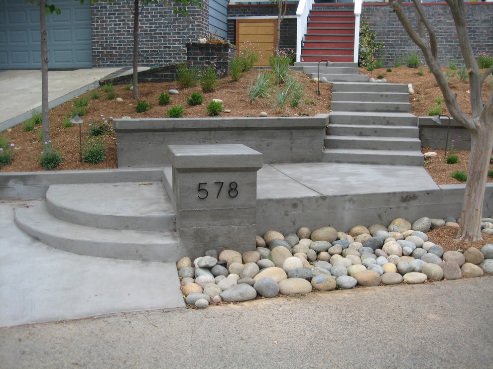 Design ideas for a mid-sized modern partial sun front yard retaining wall landscape in San Francisco for spring.