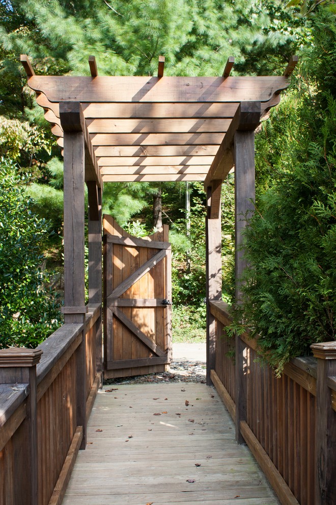 Ispirazione per un giardino classico dietro casa e di medie dimensioni con pedane e un ingresso o sentiero