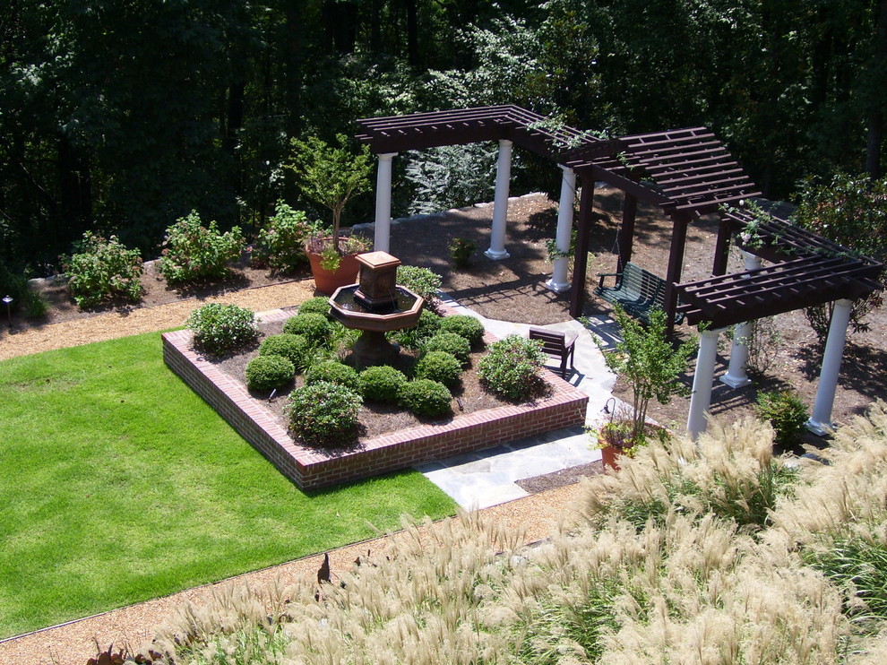 Immagine di un giardino classico con fontane