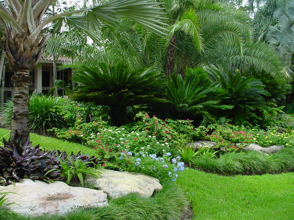 Idée de décoration pour un jardin arrière ethnique de taille moyenne et l'été avec une exposition ensoleillée et des pavés en béton.
