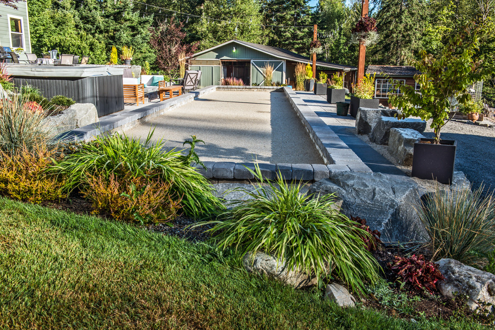 Cette photo montre un grand terrain de sport extérieur arrière moderne l'été avec un foyer extérieur, une exposition ensoleillée et des pavés en béton.