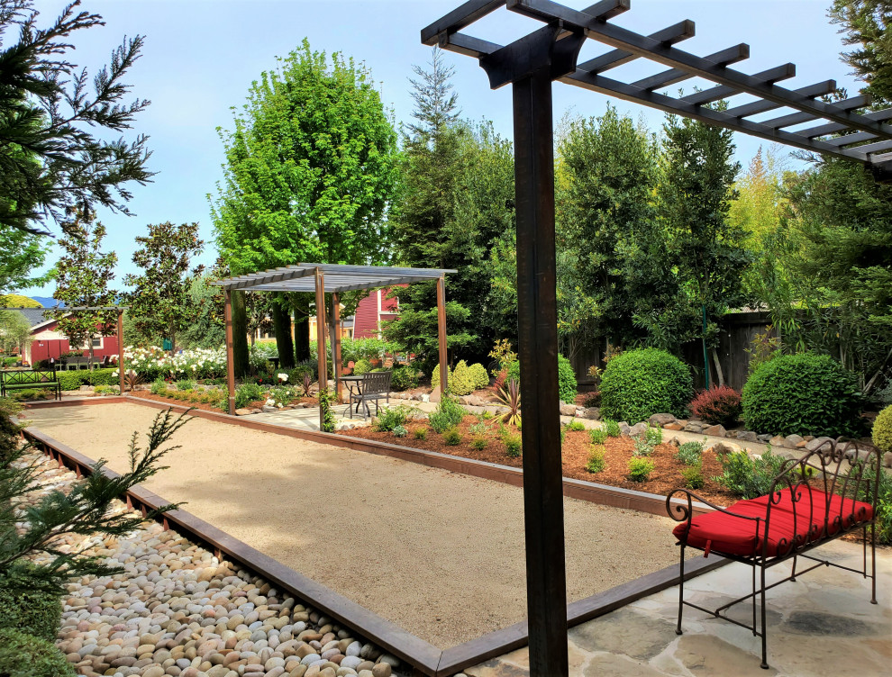 Geometrischer, Mittelgroßer, Halbschattiger Landhaus Kiesgarten im Sommer, hinter dem Haus in San Francisco