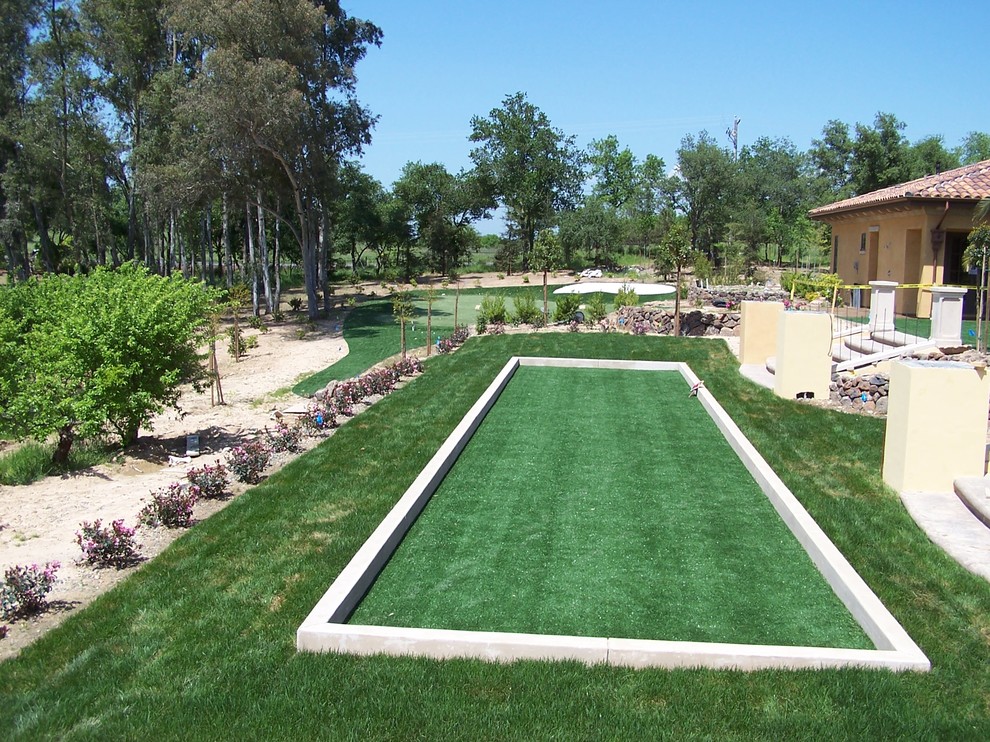 Idee per un grande giardino xeriscape chic esposto in pieno sole dietro casa con pavimentazioni in cemento