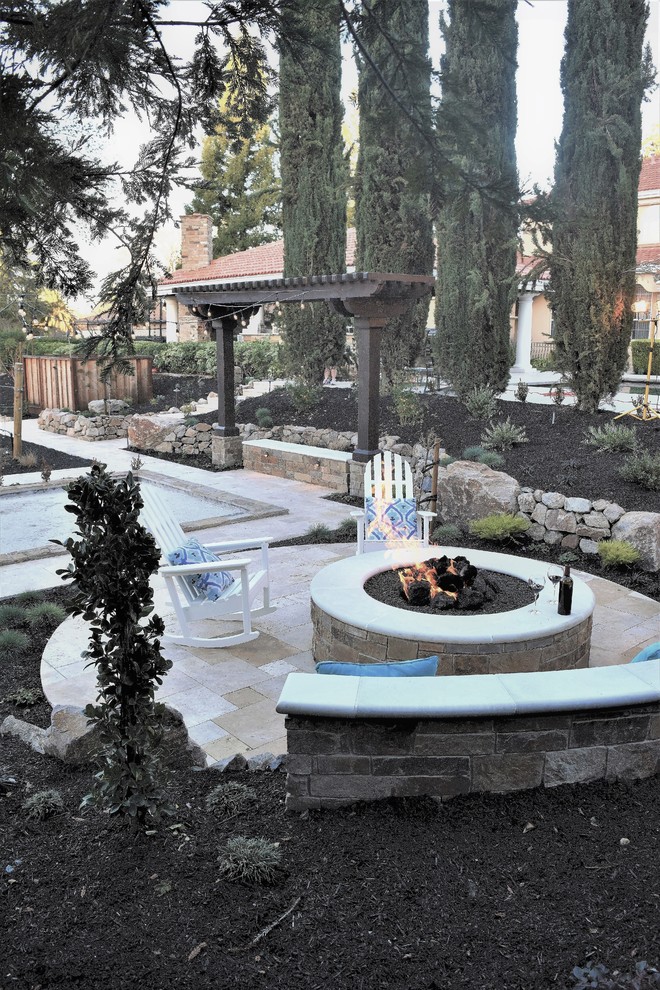 Modelo de jardín de secano de estilo americano extra grande en primavera en patio trasero con brasero, exposición total al sol y adoquines de piedra natural