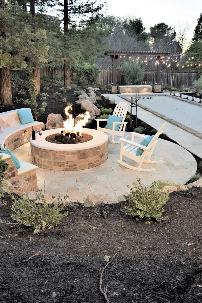Ejemplo de jardín de secano de estilo americano extra grande en primavera en patio trasero con brasero, exposición total al sol y adoquines de piedra natural