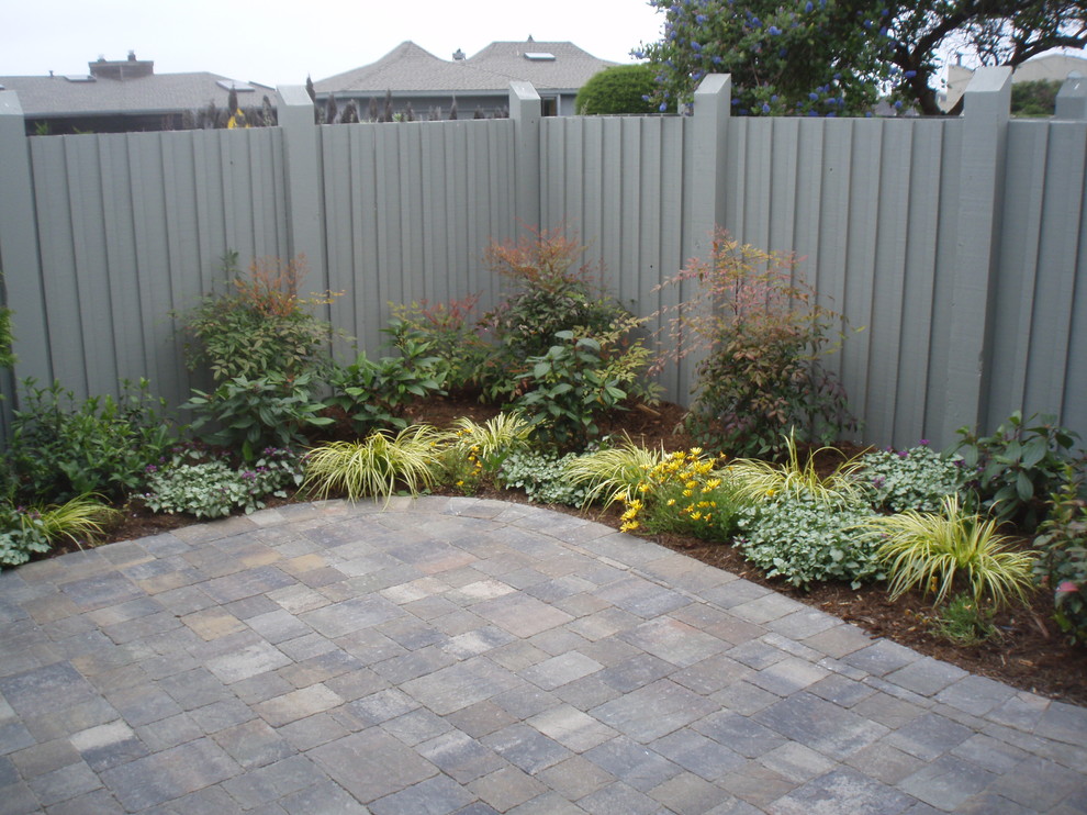 Inspiration for a classic partial sun garden in San Francisco with mulch.