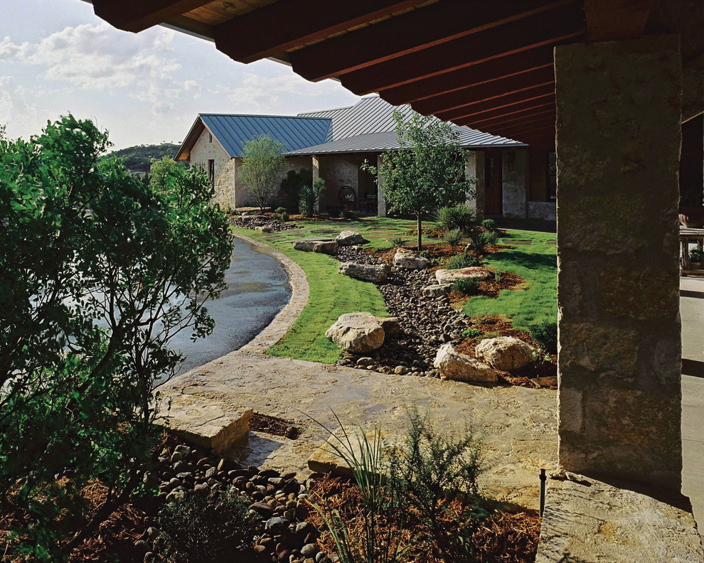 Geräumiger Uriger Garten neben dem Haus mit Wasserspiel, Natursteinplatten, Auffahrt und direkter Sonneneinstrahlung in Austin