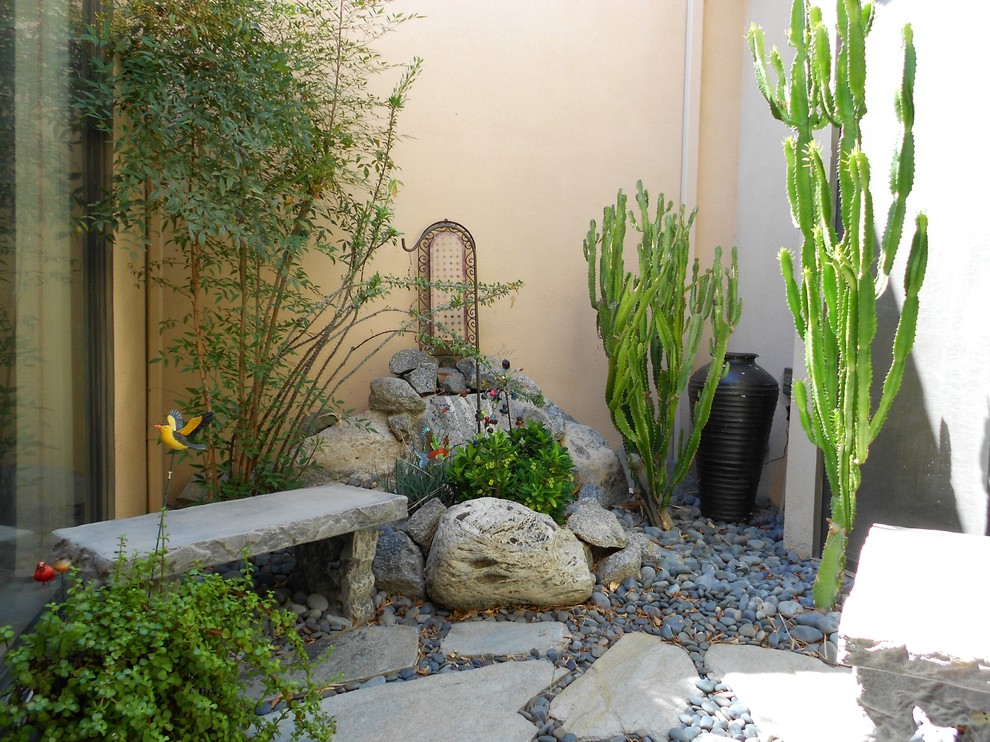 Esempio di un giardino xeriscape bohémian esposto in pieno sole dietro casa con pavimentazioni in pietra naturale