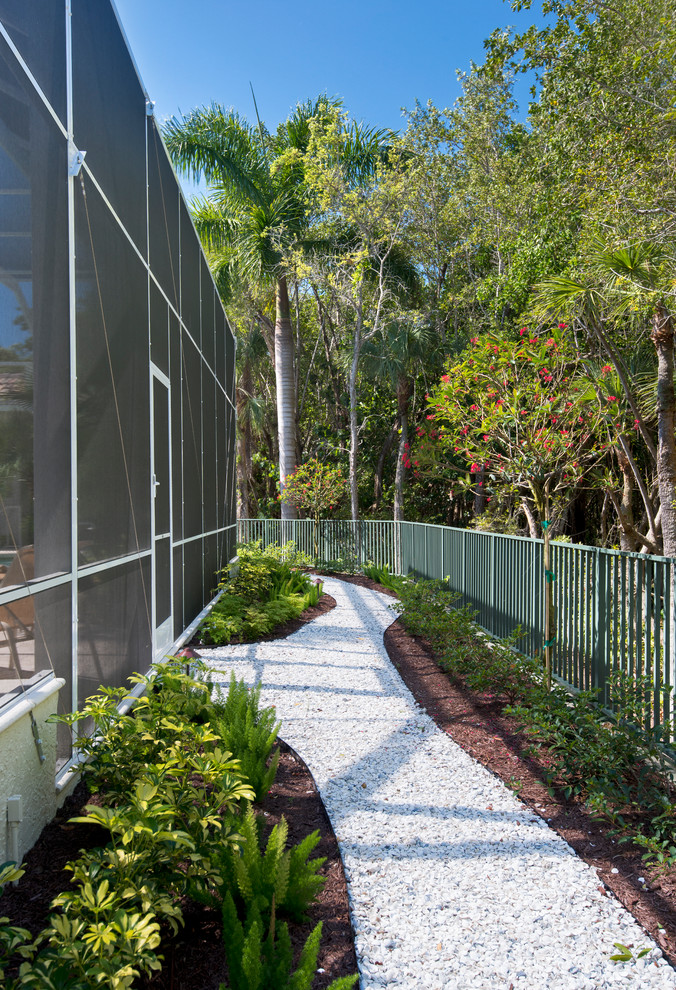 Стильный дизайн: тенистый участок и сад на заднем дворе в морском стиле с забором - последний тренд