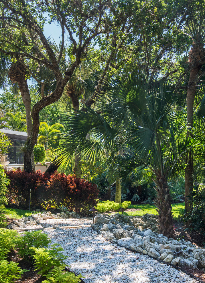 Foto de camino de jardín exótico en patio trasero con exposición reducida al sol