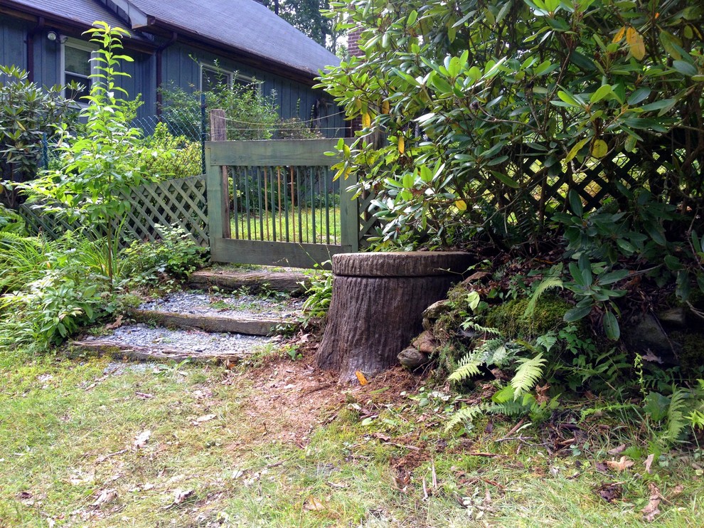 Aménagement d'un petit jardin latéral montagne avec une exposition partiellement ombragée.