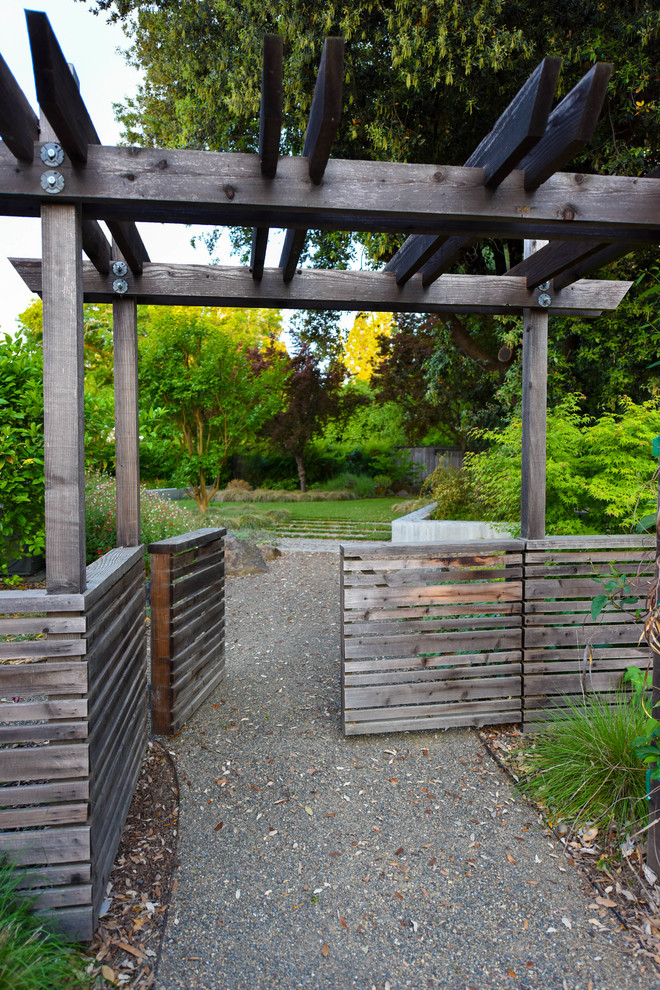 Modelo de jardín de secano minimalista de tamaño medio en patio lateral con exposición parcial al sol y gravilla