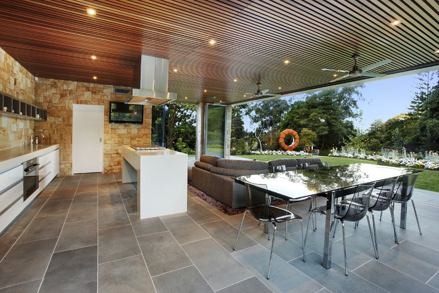 Geräumiger, Geometrischer, Halbschattiger Moderner Garten im Sommer, hinter dem Haus mit Natursteinplatten in Sydney
