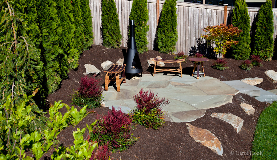 Ejemplo de jardín tradicional de tamaño medio en patio trasero con exposición total al sol y adoquines de piedra natural