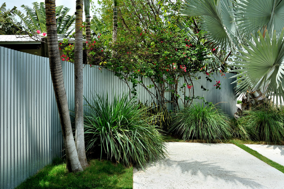 Photo of a contemporary driveway in Miami.
