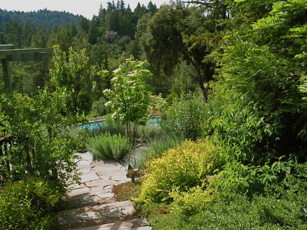 Exempel på en klassisk trädgård, med en stödmur