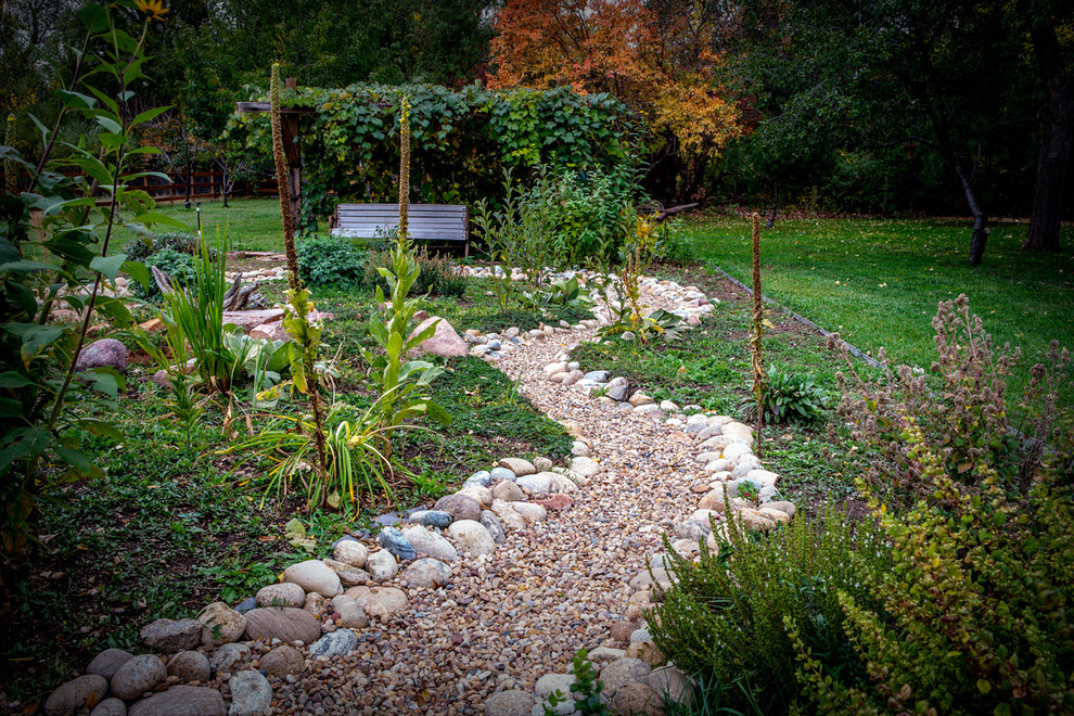 Idee per un giardino country esposto in pieno sole di medie dimensioni e dietro casa in estate con un ingresso o sentiero e ghiaia