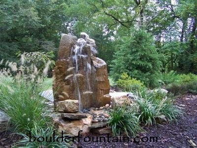 Cette photo montre un jardin montagne avec un point d'eau et des pavés en brique.