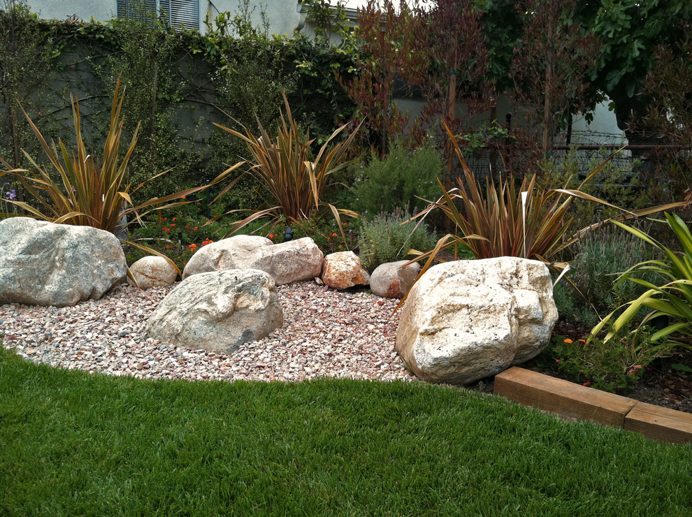 Inspiration for a traditional partial sun gravel landscaping in Los Angeles.