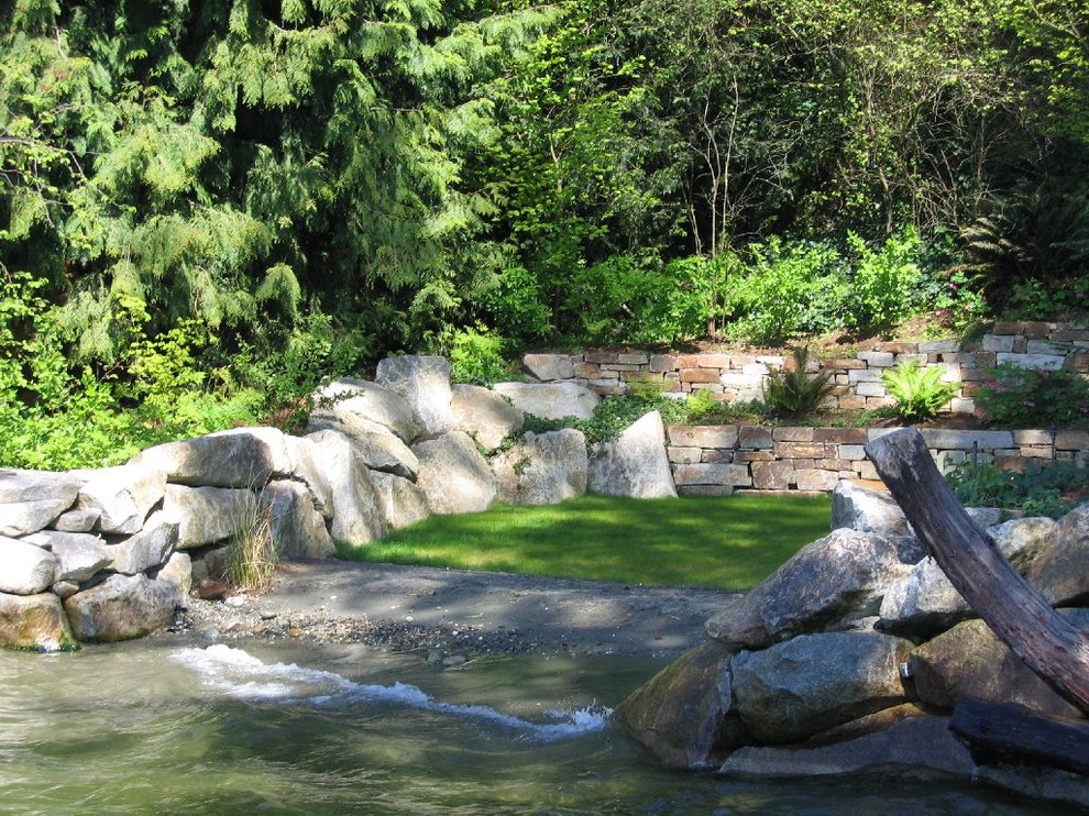 Schattiger Maritimer Garten hinter dem Haus mit Wasserspiel in Seattle