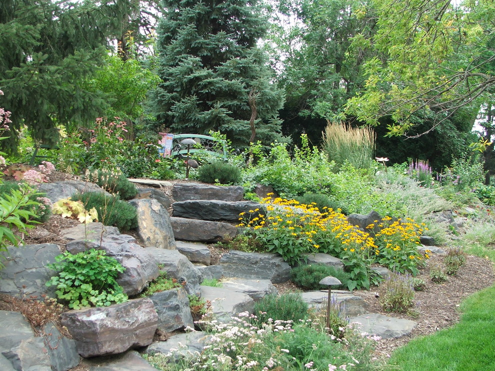 На фото: летний участок и сад среднего размера на боковом дворе в классическом стиле с садовой дорожкой или калиткой и полуденной тенью