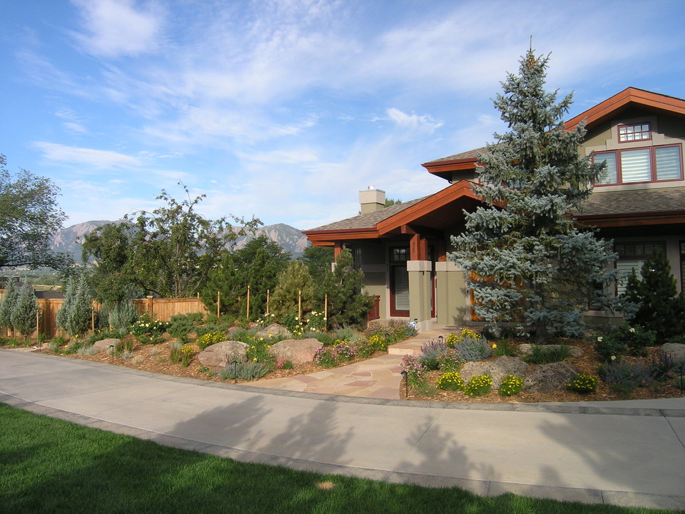 Mittelgroßer, Halbschattiger Klassischer Garten im Sommer mit Mulch in Denver