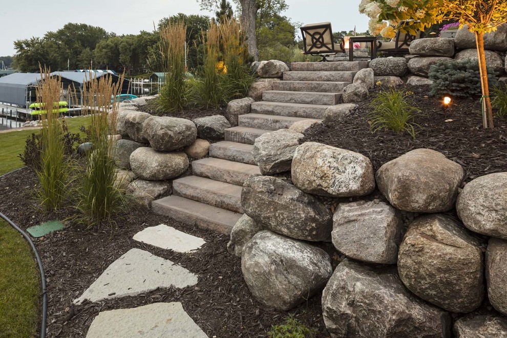 Große Klassische Gartenmauer hinter dem Haus mit Natursteinplatten in Minneapolis