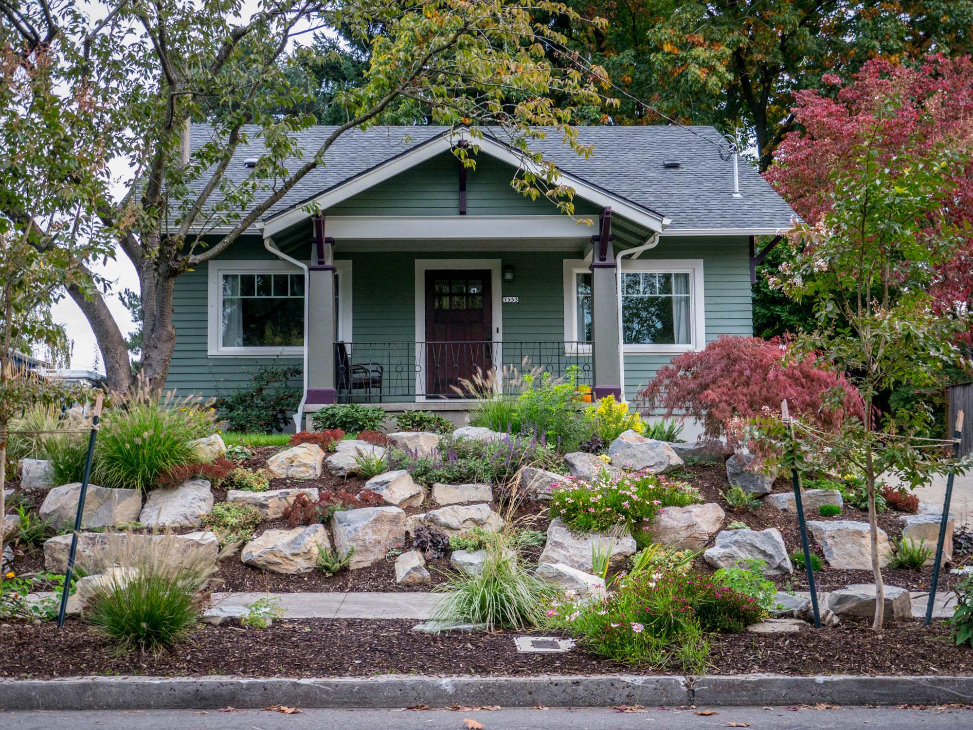 Featured image of post Small Front Yard Landscaping Ideas With Rocks / Use large rock with medium sized around and small on outer area.