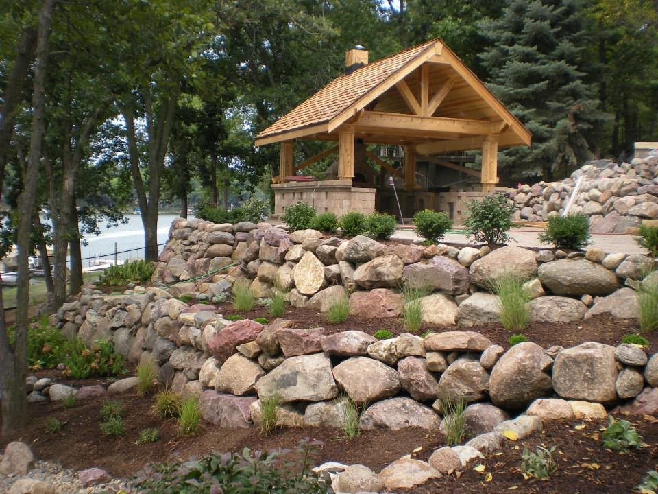 Immagine di un grande giardino classico dietro casa con pavimentazioni in pietra naturale
