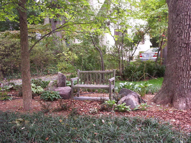 Foto di un giardino chic in ombra di medie dimensioni e dietro casa con pacciame