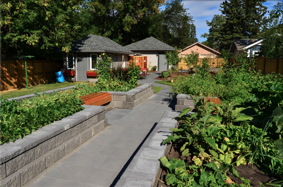 Idee per un giardino formale classico esposto in pieno sole di medie dimensioni e in cortile con un giardino in vaso e pavimentazioni in pietra naturale