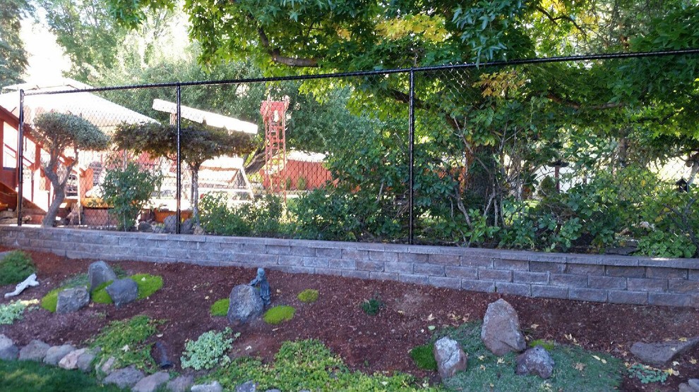 На фото: солнечный регулярный сад среднего размера на заднем дворе в классическом стиле с хорошей освещенностью и мульчированием с