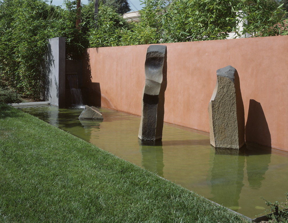 This is an example of a modern garden in Los Angeles with a water feature.