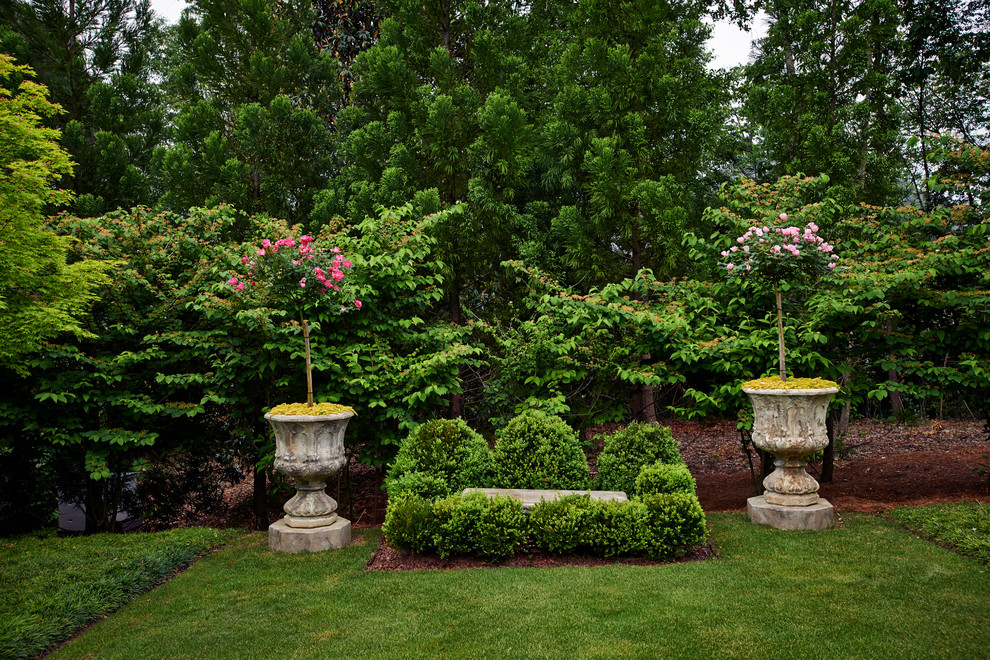 Design ideas for a traditional backyard landscaping in Birmingham.