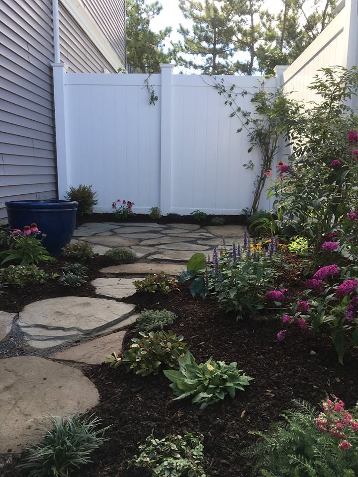 Geometrischer, Kleiner, Halbschattiger Maritimer Garten hinter dem Haus mit Natursteinplatten in New York
