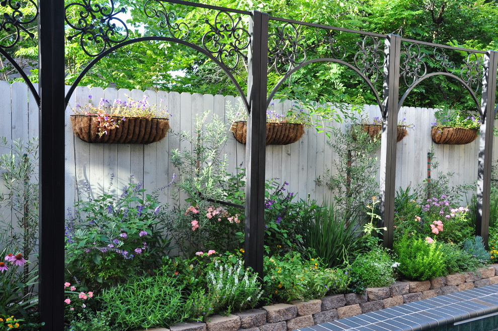Imagen de jardín tradicional de tamaño medio en patio con jardín francés y jardín vertical