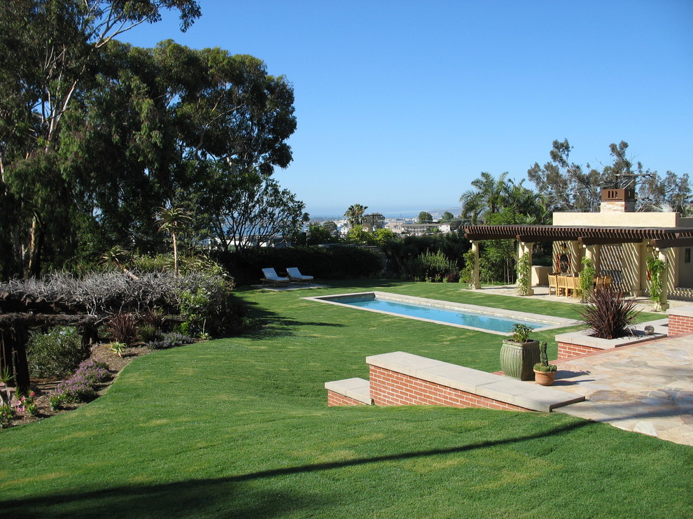 Großer Klassischer Garten hinter dem Haus in San Diego