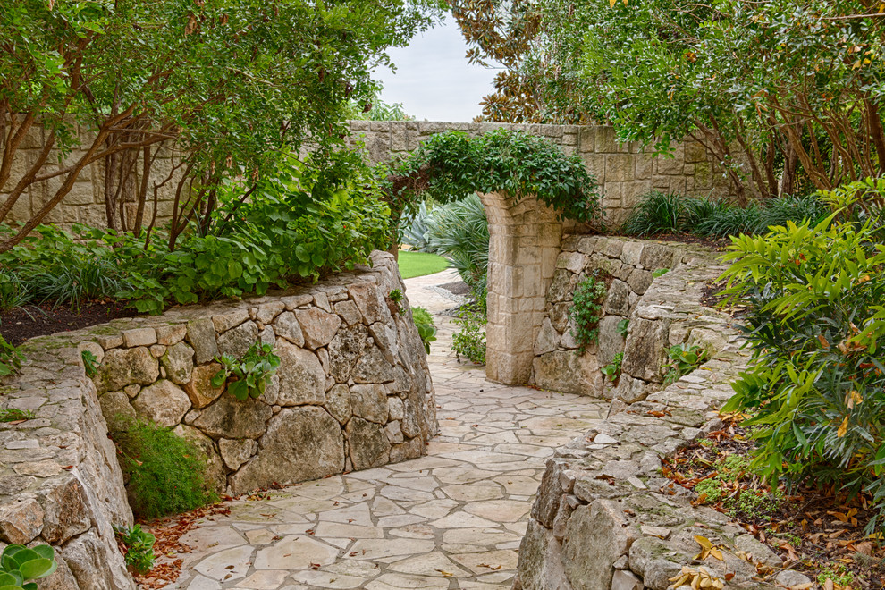 Diseño de camino de jardín mediterráneo con exposición parcial al sol y adoquines de piedra natural