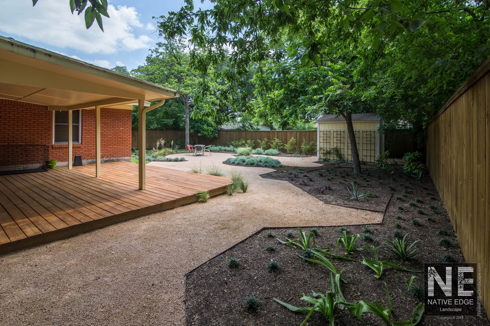 Modelo de jardín de secano moderno de tamaño medio en patio trasero con gravilla