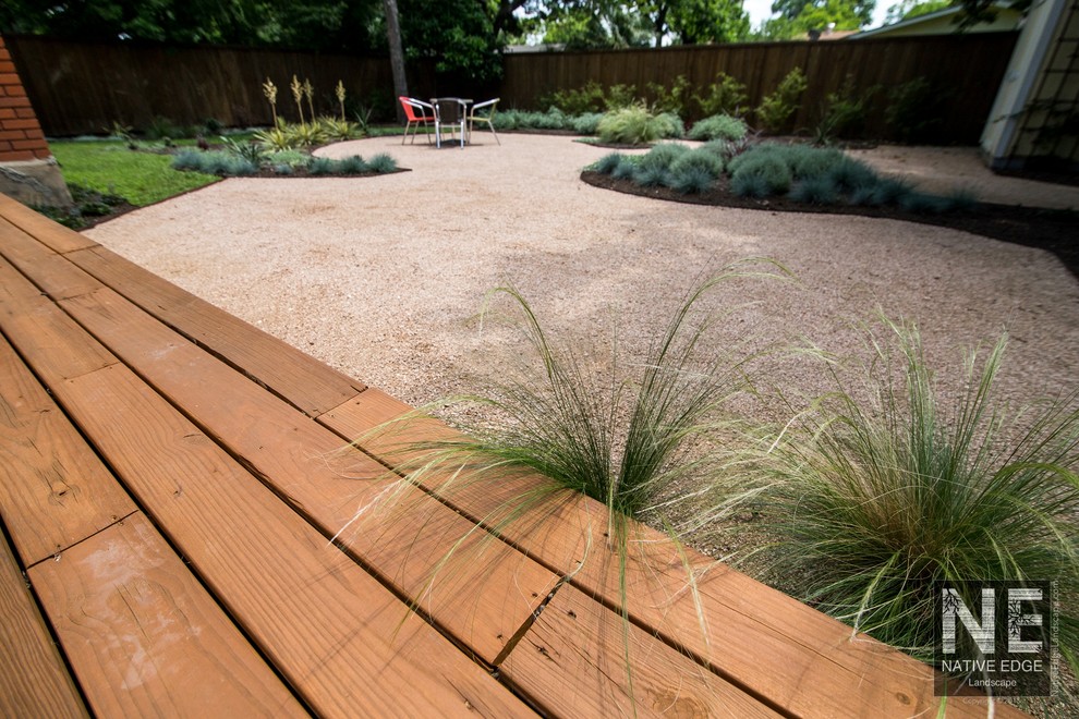 Foto di un giardino xeriscape minimalista di medie dimensioni e dietro casa con ghiaia