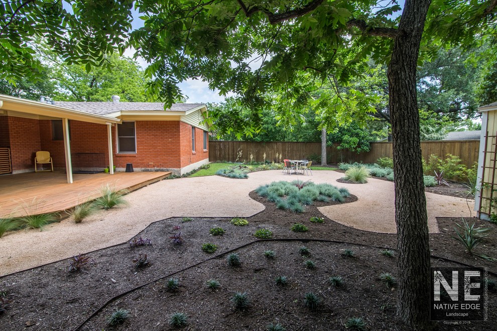 Foto di un giardino xeriscape moderno di medie dimensioni e dietro casa con ghiaia