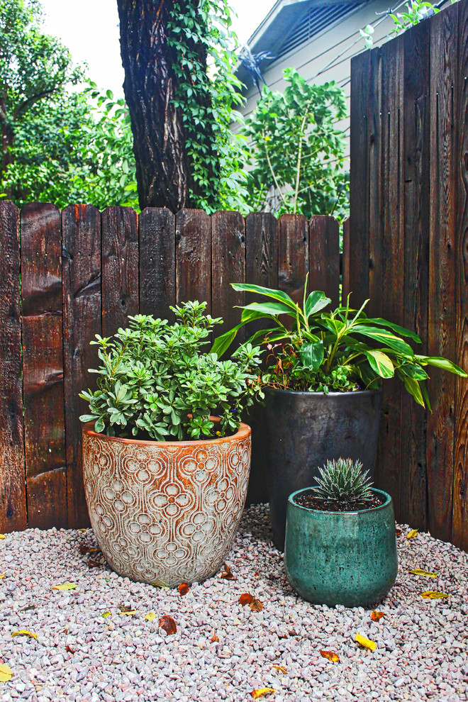Пример оригинального дизайна: маленький засухоустойчивый сад на внутреннем дворе в современном стиле с покрытием из гравия для на участке и в саду