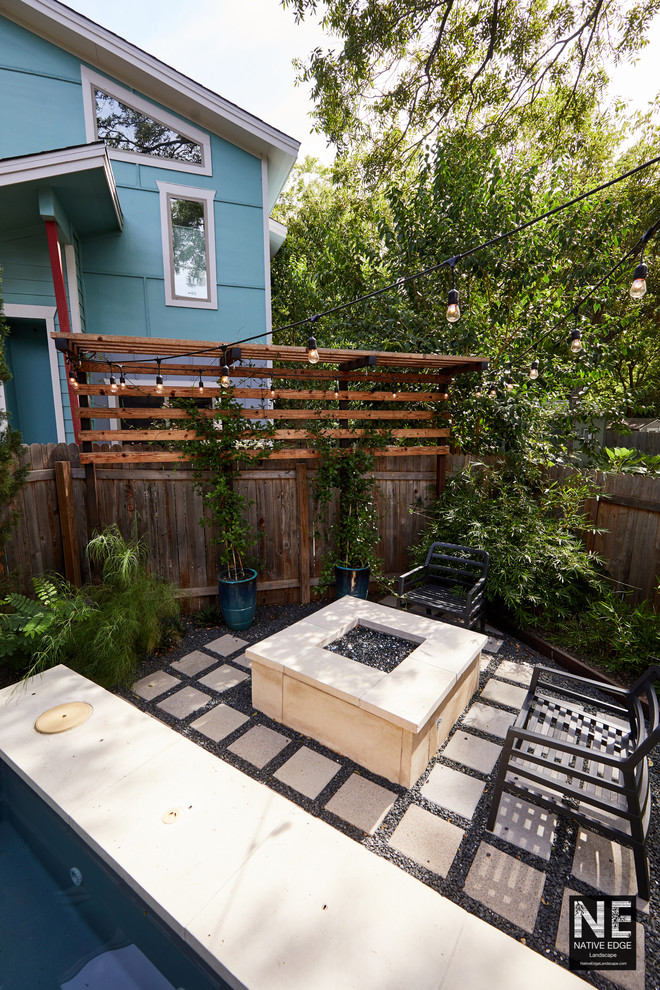 Esempio di un piccolo giardino minimalista esposto a mezz'ombra dietro casa in estate con pavimentazioni in cemento