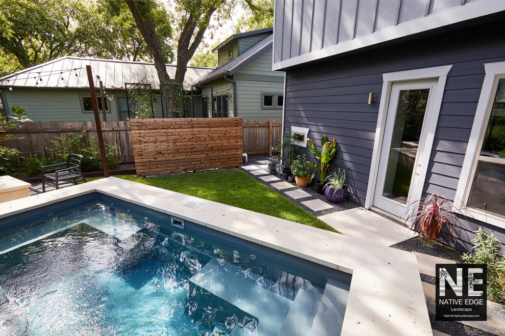 Kleiner, Halbschattiger Moderner Garten im Sommer, hinter dem Haus mit Betonboden in Austin