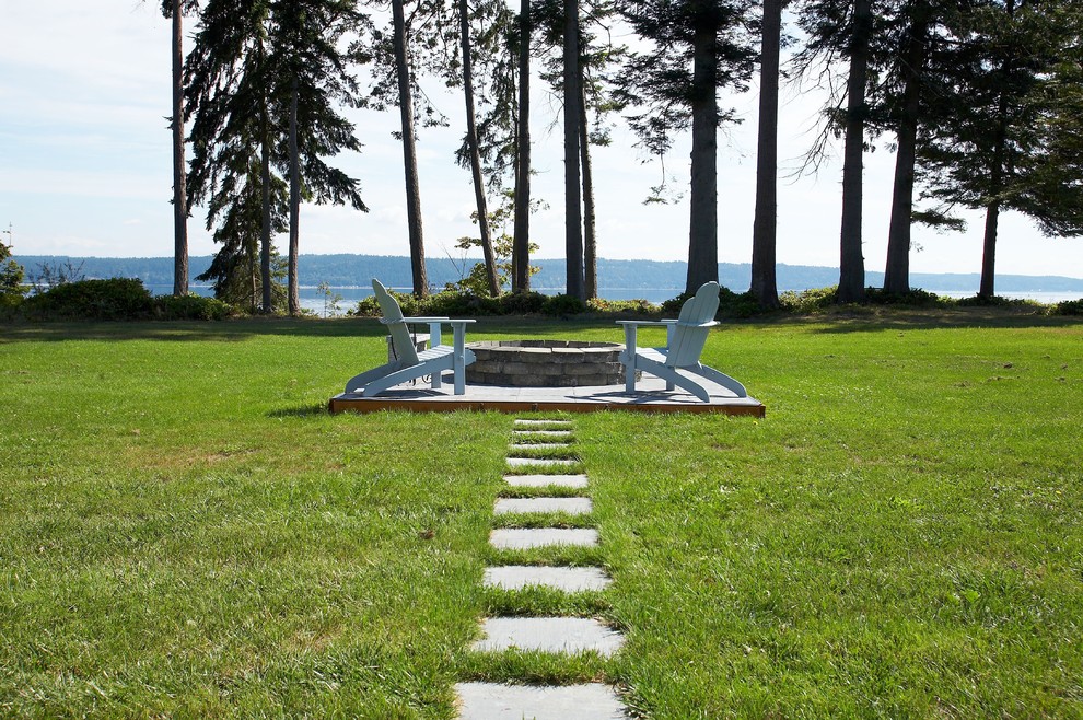 Eklektischer Garten hinter dem Haus mit Feuerstelle, direkter Sonneneinstrahlung und Natursteinplatten in Seattle