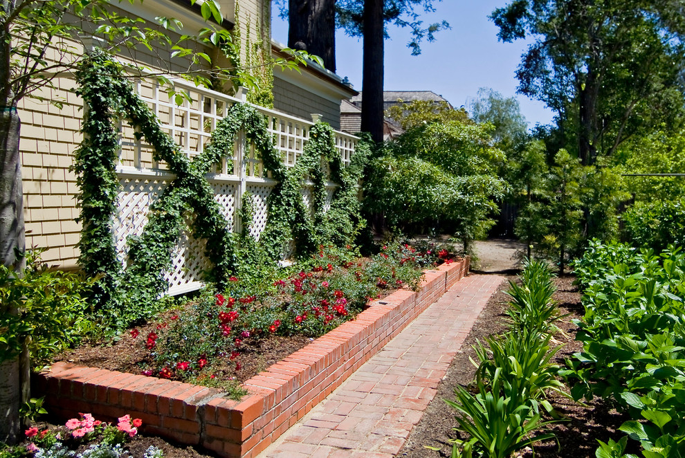 Aménagement d'un jardin arrière classique avec un mur de soutènement.